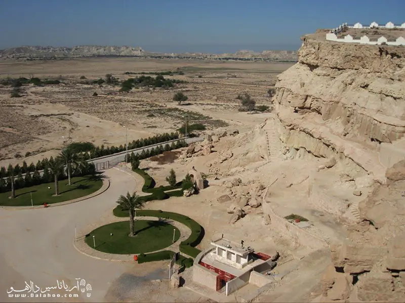 مجموعه درون غار خربس ‌ از نظر نماسازى، با معبد یا آرامگاه صخره‌اى «کلات خورموج» در دامنهٔ‌ کوه مُند بوشهر شباهت بسیار دارد. 