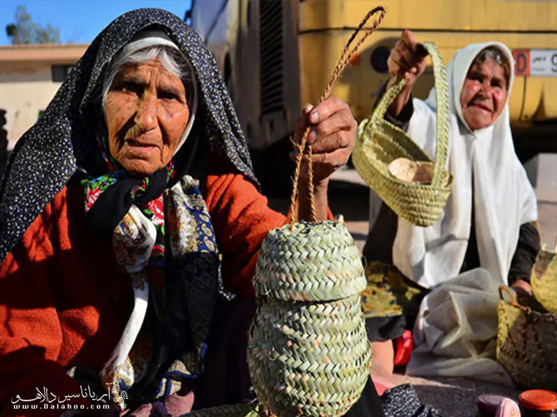 مردم روستای گرمه از لیف خرما سبد درست می‌کنند.