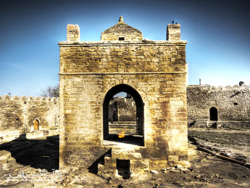 معبد سوراخانی که آتش آن هنوز روشن است.