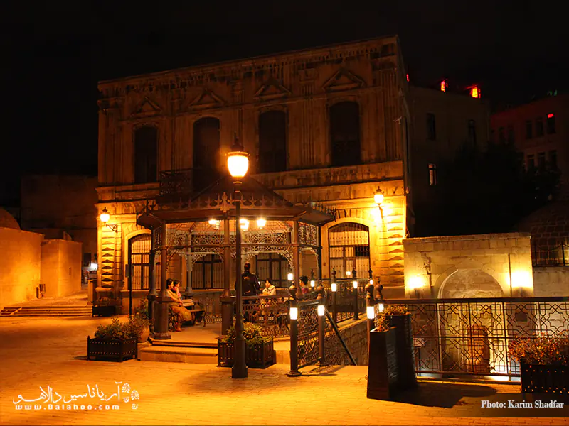 در گشت شبانه خود در ایچری شهیر می‌‌توانید دقایقی را در یکی از آلاچیق‌های اطرف خیابان بنشینید و به تماشای زندگی روزمره مردم باکو بنشینید. 