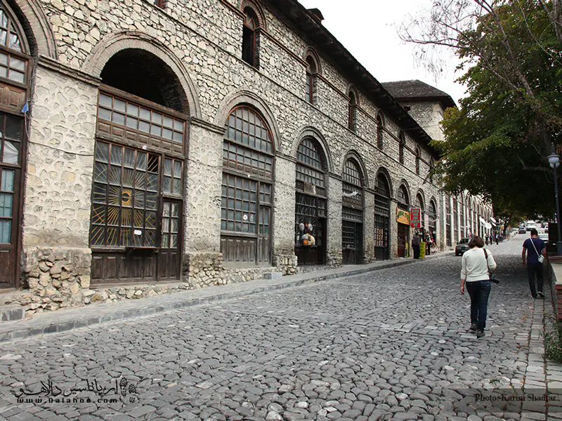 خیابان‌هایی را که سراسر مغازه‌ها احاطه کرده‌اند و می‌توان ساعت‌ها در آن‌ قدم زد.