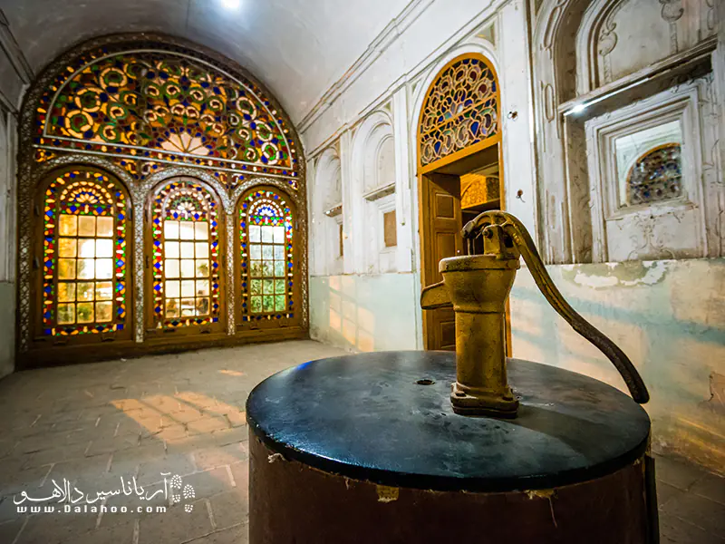 موزه‌ آب در خانه‌ تاریخی کلاهدوزها در نزدیکی میدان امیر چخماق قرار دارد و جزو آثار ملی ایران است.