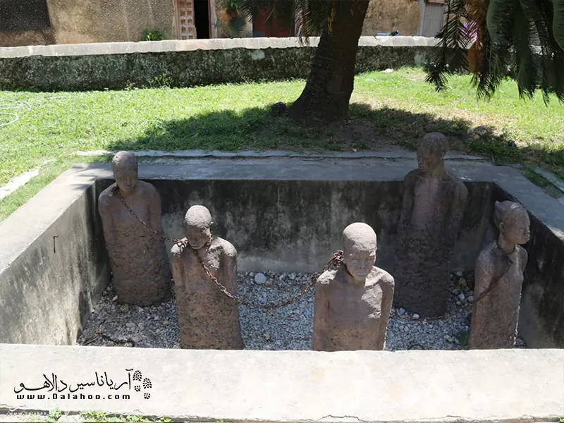 بخشی از بازار بردگان هنوز هم به صورت موزه و یادآوری دوران غم‌انگیز تجارت برده وجود دارد.