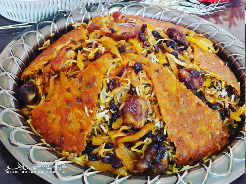 در کردستان رشته پلو از رشته ی پلویی و برنج می‌پزند و گاهی در کنار آن کشمش سرخ می‌کنند.