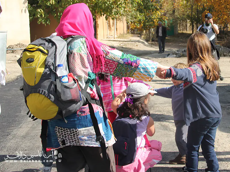ما پیشنهاد می‌کنیم برای رشد شخصیتی فرزندتان، او را به سفرهای مملو از بازی ببرید.