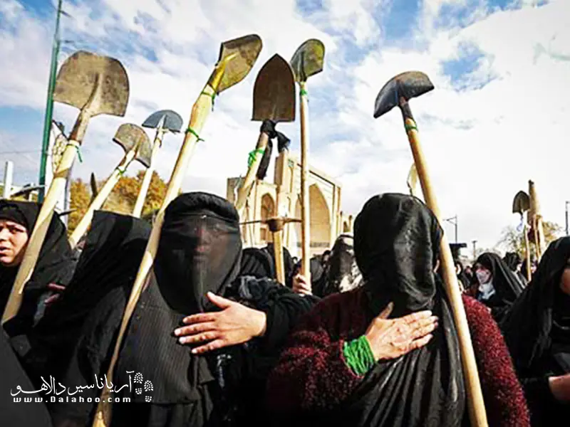خاک&zwnj;سپاری نمادین عاشورا توسط زنان قزوینی.