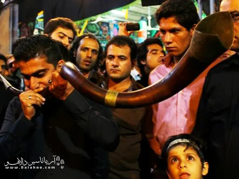 آیین دمام زنی ابتدا با نواختن بوق مخصوص آغاز می شود و پس از لحظاتی سنج و دمام نیز نواخته و صدای بوق قطع می&zwnj;شود.