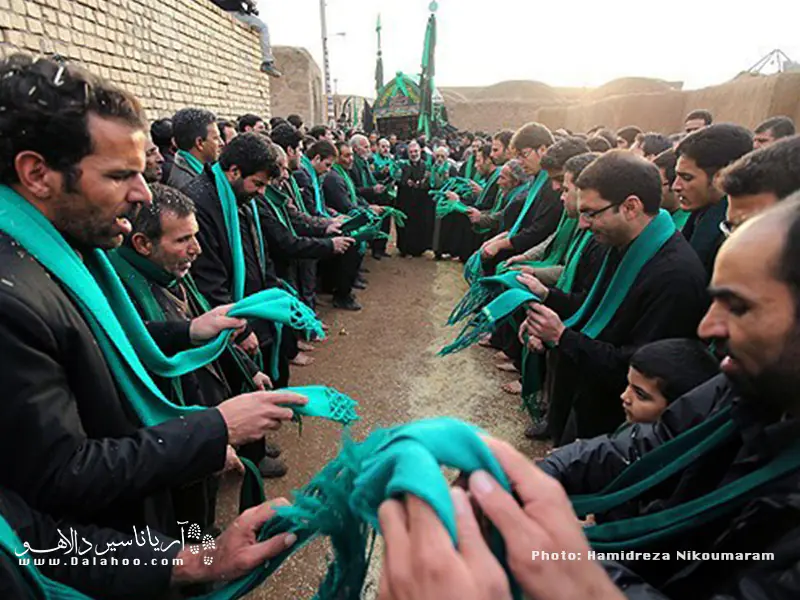 &nbsp;دسته&zwnj; سادات شال سبز یا مشکی به گردن می آویزند و هنگام شروع مراسم با گفتن ذکر، شال&zwnj;ها را می&zwnj;گردانند که در اصطلاح به آن شال&zwnj;گردانی می&zwnj;گویند.