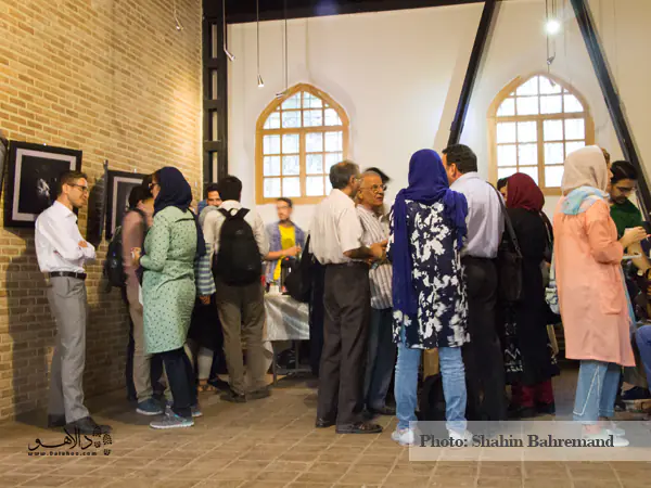 پذیرایی از میهمانان در فضای بیرونی سالن مارکوف و گپ و گفت دوستانه میهمانان با اعضای دالاهو