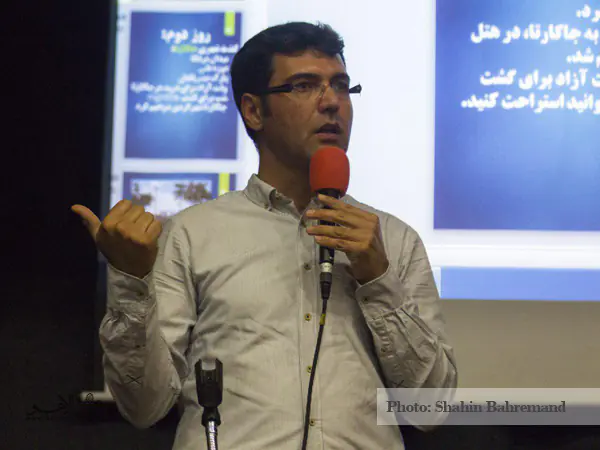 کریم شادفر در حال سخنرانی درباره اندونزی در همایش مردادماه دالاهو