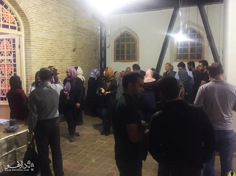 در انتهای مراسم می‌توانیم گفتگوی دوستانه‌ای داشته‌باشیم. 