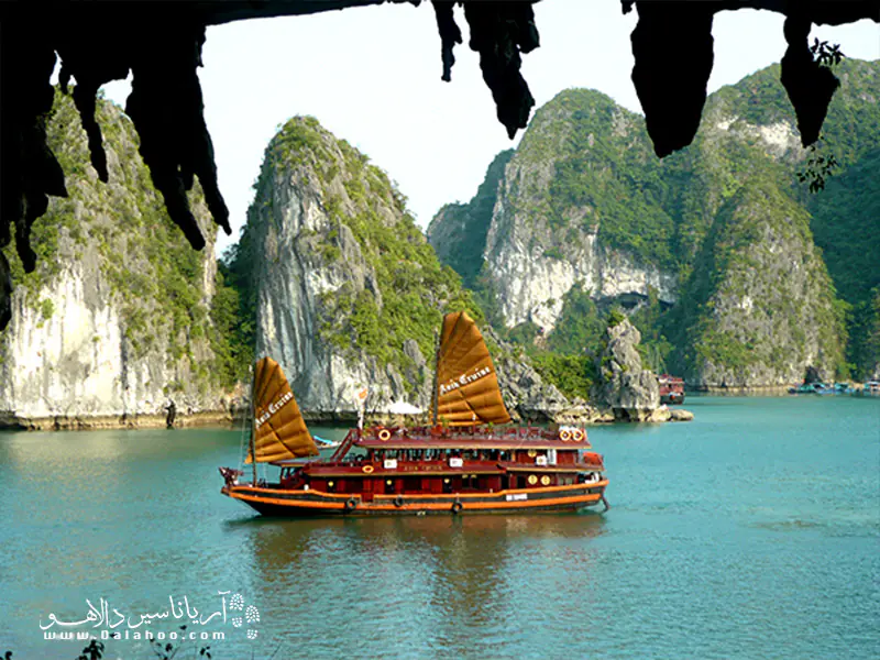 خلیج هالونگ (halong bay) حدود 165 کیلومتر با هانوی فاصله دارد و با جزایر آهکی‌اش که حدود 500 میلیون سال قدمت دارند. از جاذبه‌های طبیعی ویتنام به حساب می‌آید. 