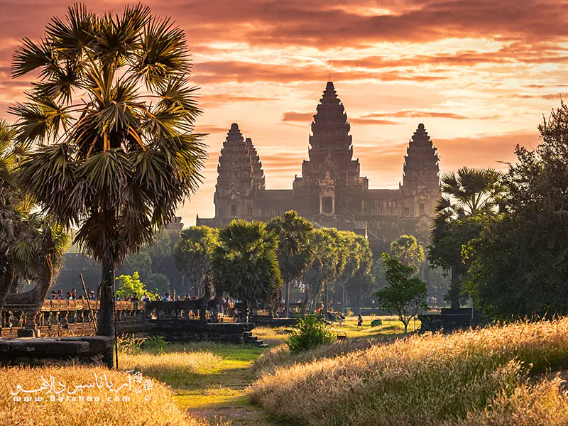 مجموعه‌ مذهبی اَنگور وات (angor wat) بنایی زیبا و بسیار تماشایی است. 