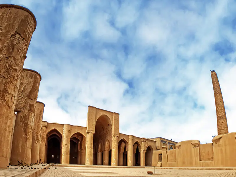مسجد تاریخانه دامغان بعد از مسجد جامع فهرج قدیمی‌ترین مسجد ایران است.