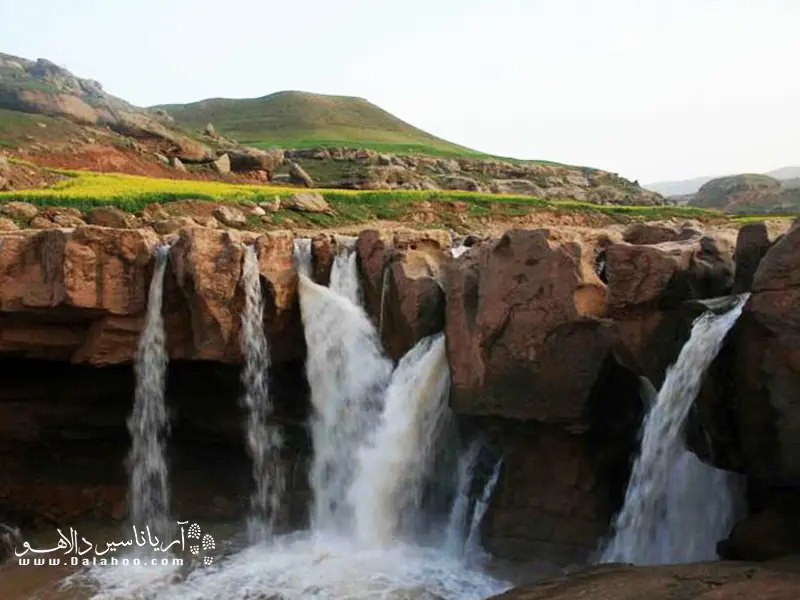 آبشار آفرینه در روستایی به همین نام در استان لرستان قرار دارد.