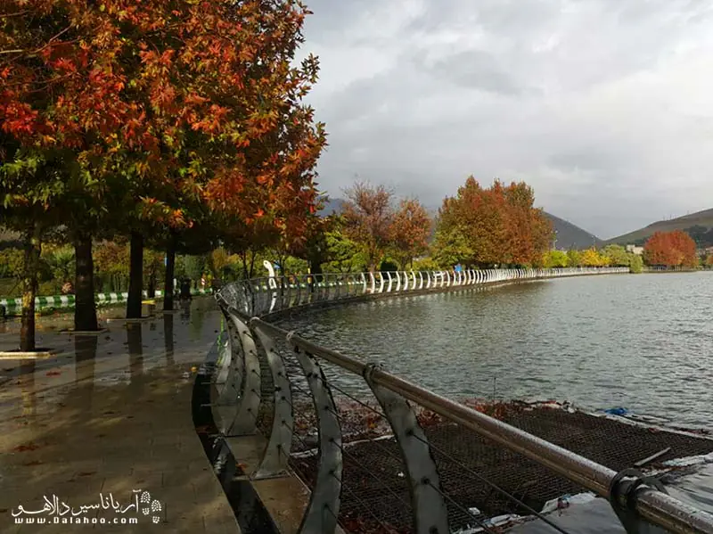 دریاچه کیو از آن دست جاذبه&zwnj;های گردشگری خرم&zwnj;آباد است که نه تنها در بهار و تابستان بلکه در پاییز هم دیدنی است.
