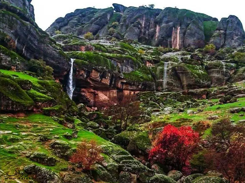 مخمل&zwnj;کوه در واقع پارک جنگلی خرم و سرسبزی است در شمال خرم&zwnj;آباد.