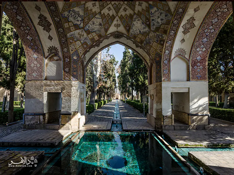 تماشای زیبایی‌ها در باغ فین کاشان.