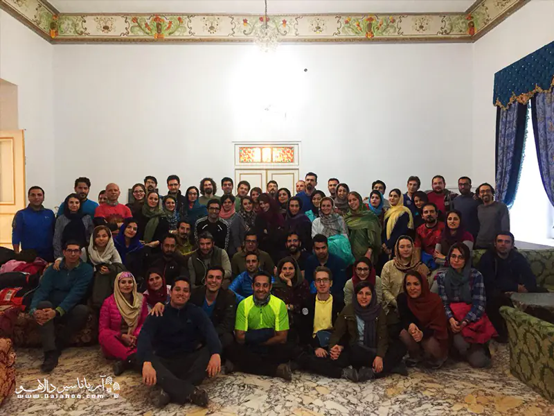 مراسم معارفه کارکنان و لیدرهای دلاهو با یکدیگر در رستوران.