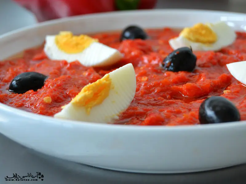 این سالاد خوشمزه از ترگیب گوجه‌فرنگی و فلفل قرمز تهیه می‌شود. 