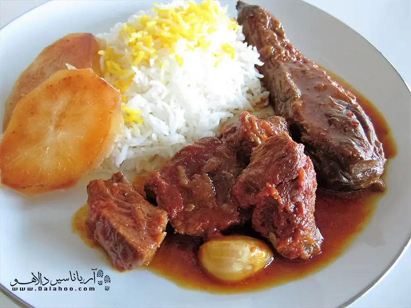 خورش بادمجان طعم فوق‌العاده‌ای دارد.
