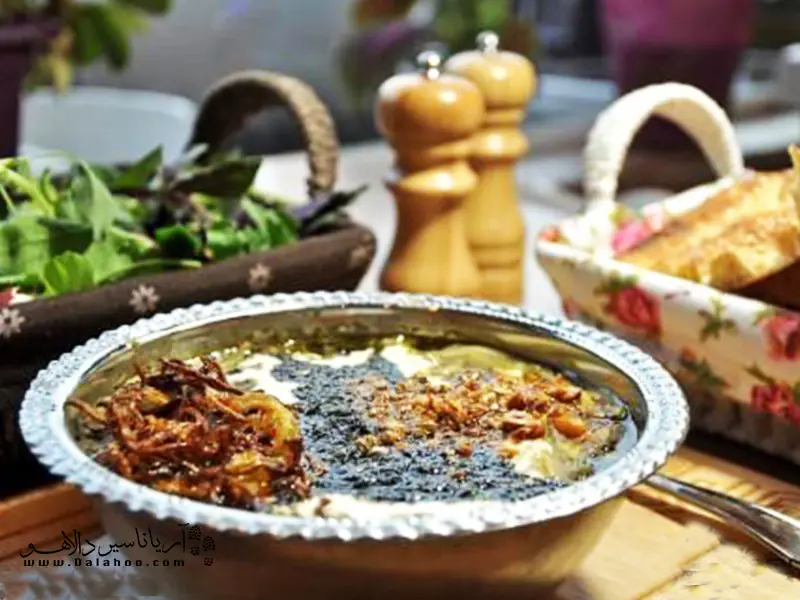  آش رشته را با سیر، پیاز و نعناع داغ و کشک تزئین می‌کنند