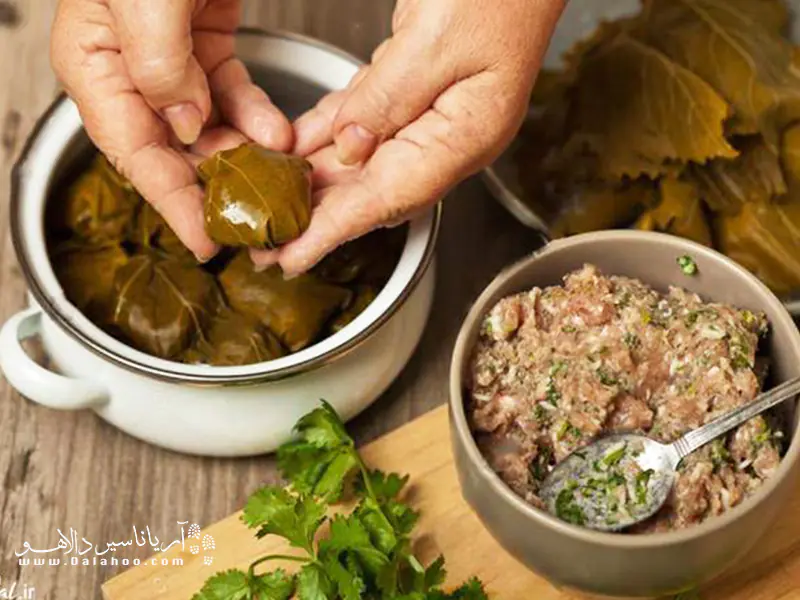 شاید دلمه‌های زیادی را چشیده باشید؛ اما خوردن دلمه برگ موی تبریز را از دست ندهید.
