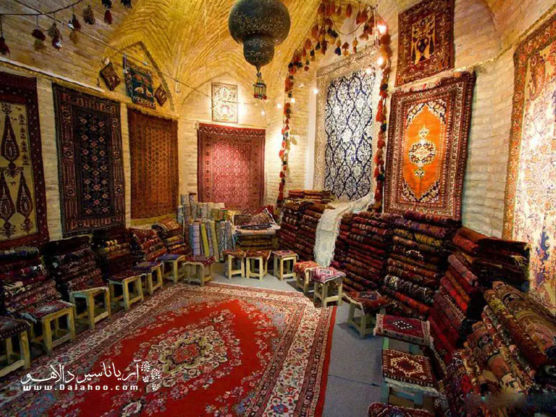 نقش‌ها و رنگ‌های جذاب و گرم قالیچه‌های ترک توجه هر گردشگری را به طرف خودش جلب می‌کند.