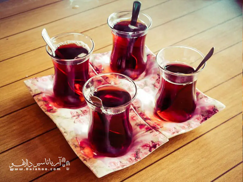 یک بسته چای ترک را با خودتان به ایران بیاورید تا طعم سفر دلچسب‌تان به استانبول یا دیگر شهرهای ترکیه را جاودانه کنید.
