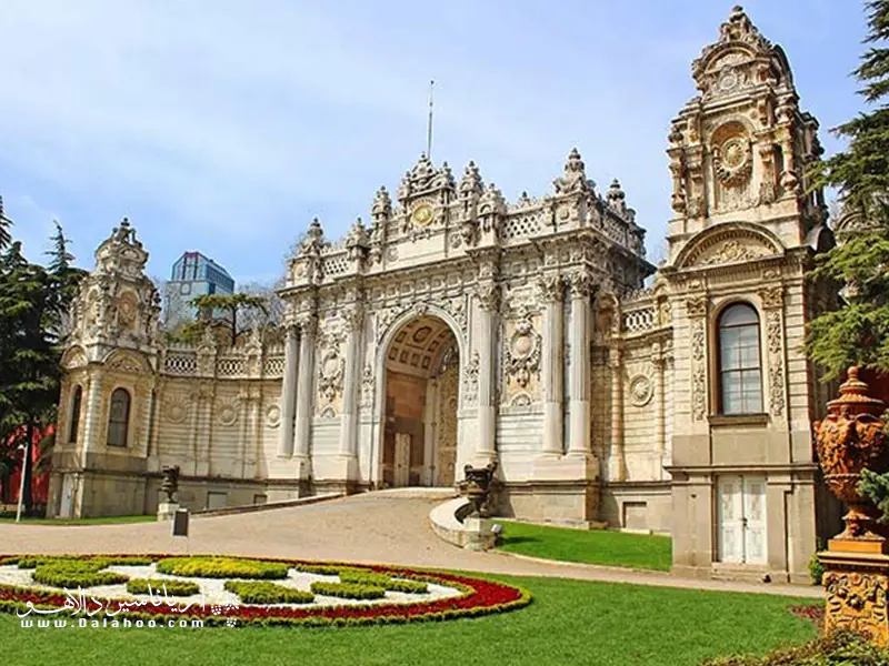 کاخ دلمه باغچه (dolmabache palace) در قرن نوزدهم به دستور سلطان عبدالمجید، یکی از پادشاهان عثمانی، ساخته شد.