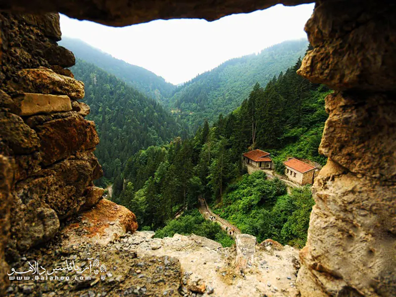تماشای مناظر اطراف صومعه از یادتان نخواهد رفت.