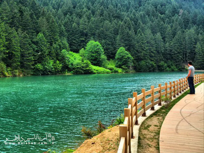 بسیاری از گردشگران برای دیدن دریاچه اوزون گل راهی این روستا می‌شوند.