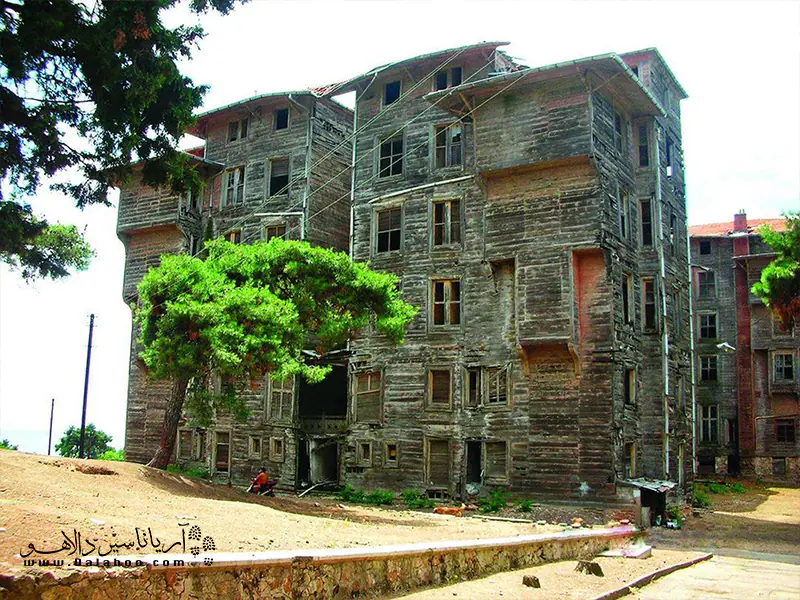 عمارت چوبی یتیم خانه پرینکیپو از بناهای خاص با معماری چوبی در جهان است.