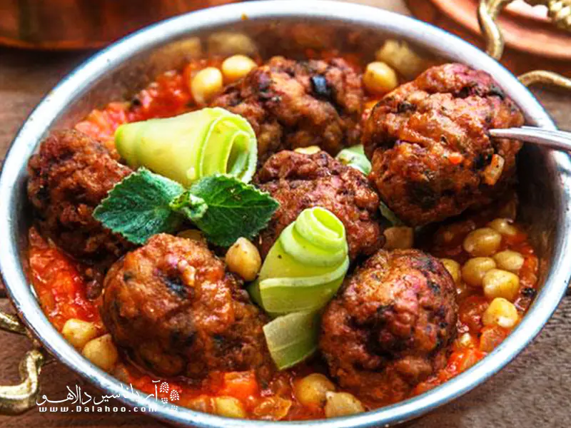 برگه‌های قیسی و گردوهای تازه طعم بی‌نظیری به دست پیچ می‌بخشند.