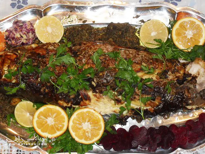 مالابیج ماهی سفید شکم پری است که از ترکیب رب انار، سبزیجات، گردو پر می‌شود. 