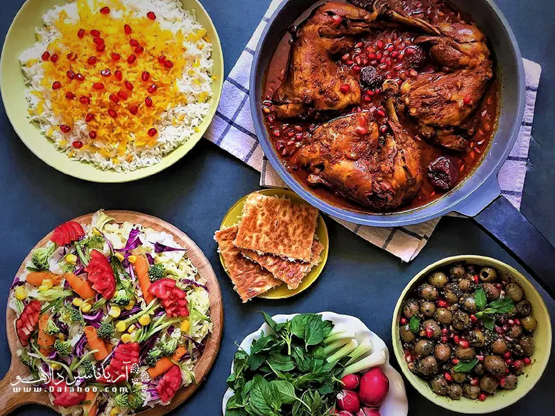 دانه‌های انار و لعاب خورشت ناردونی واقعا وسوسه انگیز است.