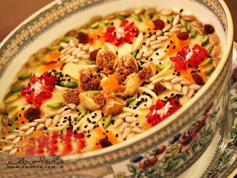 آشپزان همدانی از خشکباری که در میان‌وعده می‌خوریم آش بسیار خوشمزه‌ای درست می‌کنند.