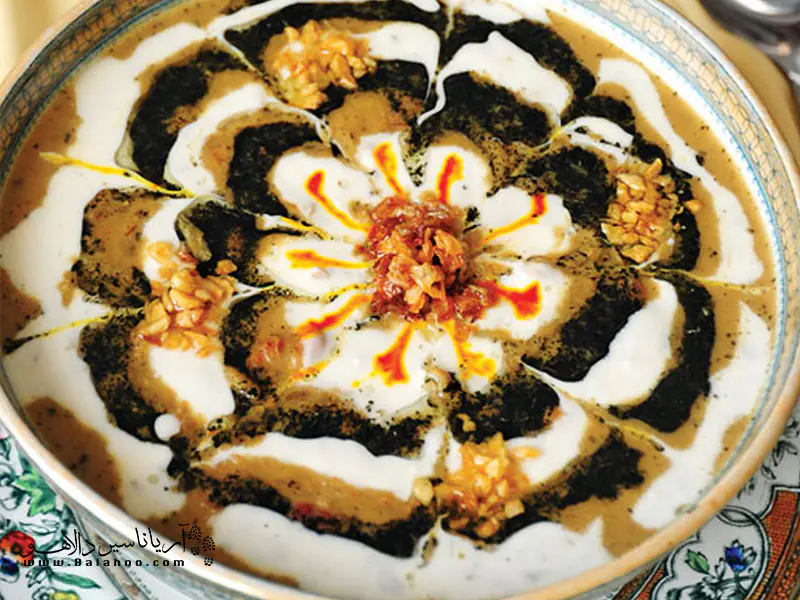 مواد اصلی آش بادمجان را عدس و بلغور تشکیل می‌دهد.