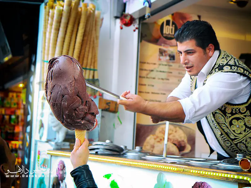 آداب و رسوم گرفتن بستنی از چرخ دستی‌ها بسیار جالب است.