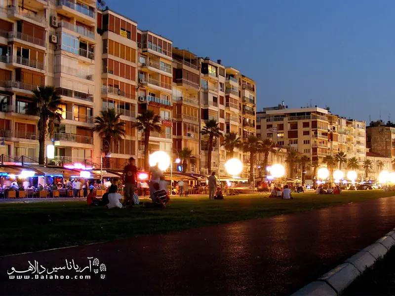 زندگی شبانه در ازمیر بیدار است.