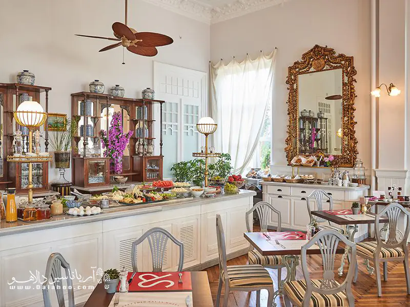 در هتل splendid-palace بیوک آدا یک کافه جذاب وجود دارد که ورود آن برای عموم آزاد است.