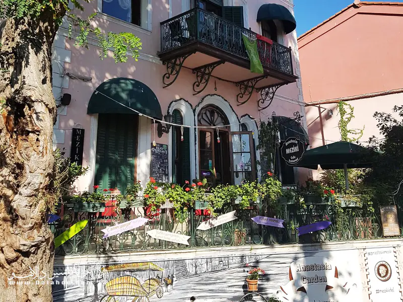 کافه‌رستوران باغ آناستازیا یکی از کافه‌های جزیره بیوک آداست.