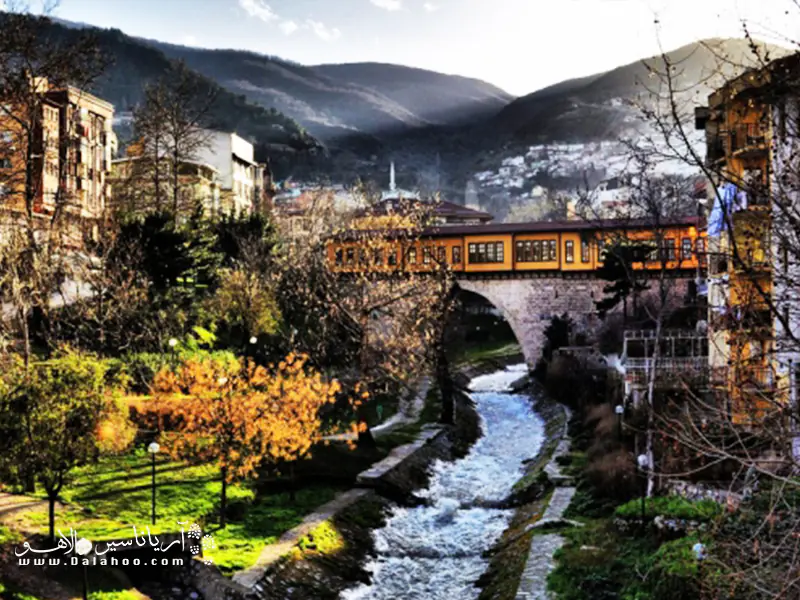 بورسا در میان کوههای اولوداغ محصور شده.