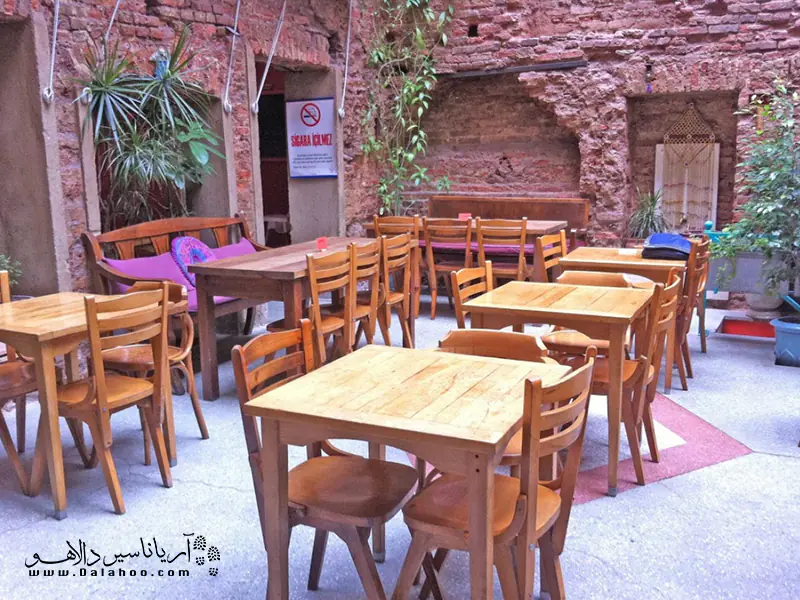 رستوران زنجفیل غذاهای گیاهی سرو می‌کند.