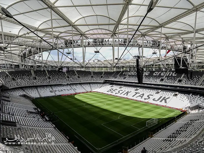 فضای داخلی استادیوم بی‌جی‌کی اینونو (bjk inonu stadium) در بشیکتاش.