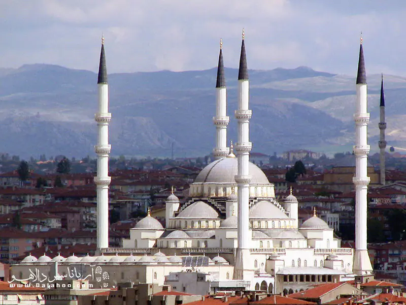 یکی از مساجد معروف آنکارا قوجا تپه نام دارد که به دلیل معماری و عظمتش شهرت بسیاری کسب کرده.