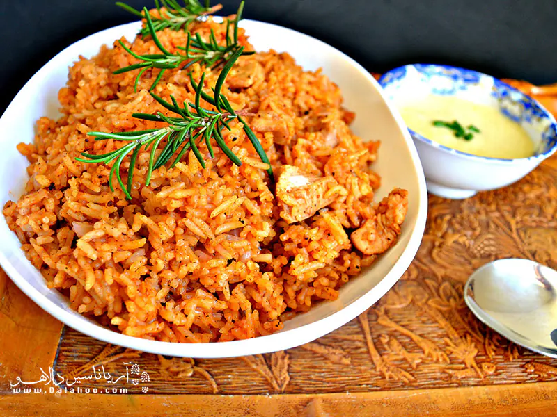 پلوی کنیایی یا pilau rice با گوشت و مرغ هم سرو می‌شود. البته ظاهر این غذا بسته به نوع مواد اولیه‌ی آن متفاوت است.