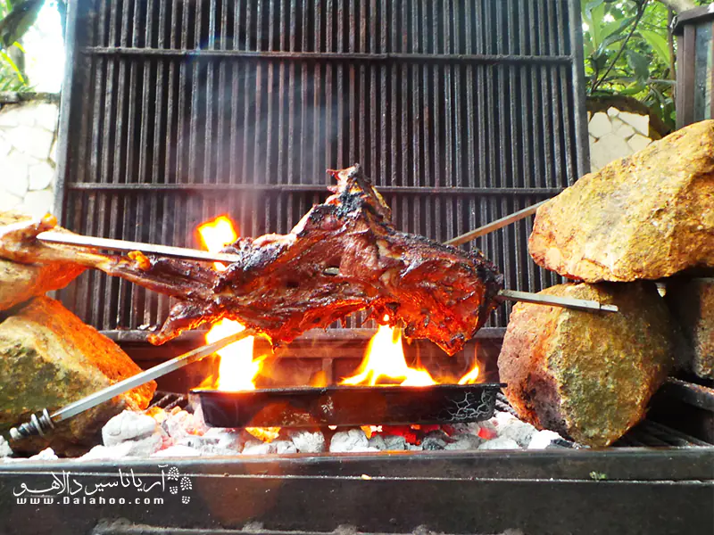 نیاما چوما و هدیه‌ای به گوشتخوارها.