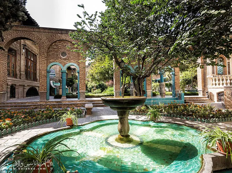 معماری زیبای این بنا در عین وحدت، معماری‌های مختلف ایرانی و اروپایی و آسیایی را به نمایش می‌گذارد. 