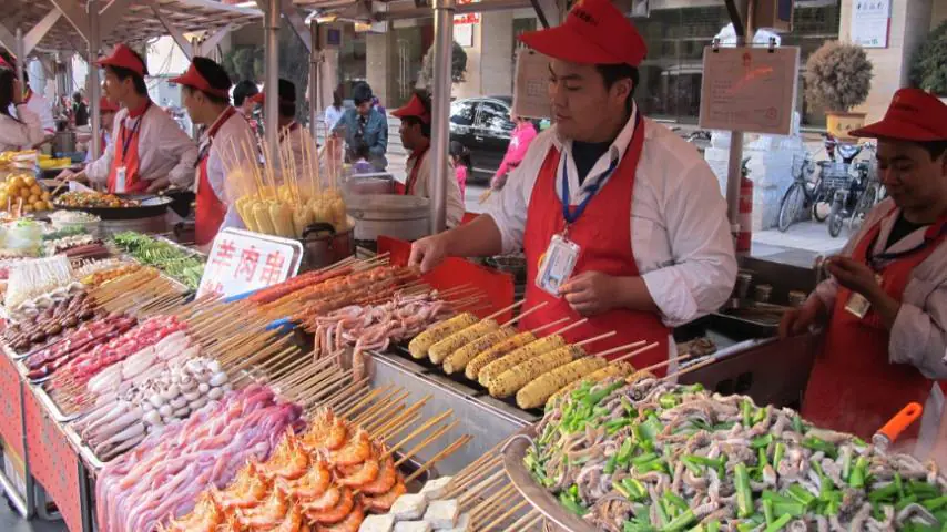 در بازارهای پکن میتوانید خوراکیها و وسایل جذابی را پیدا کنید